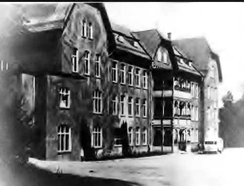 Obraz przedstawia dawne zdjęcie budynku szpitala